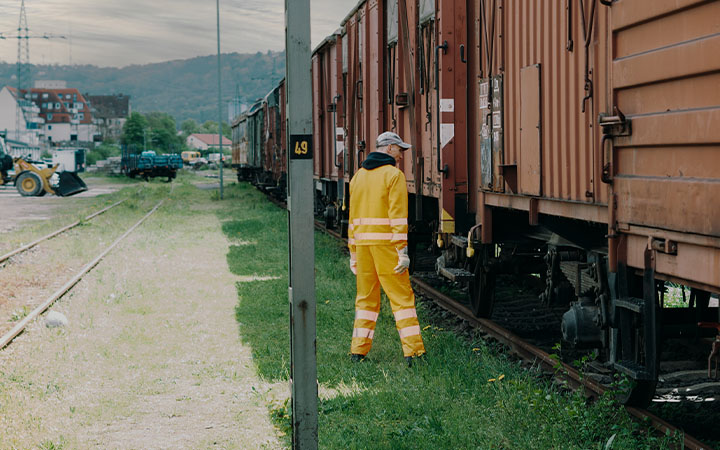 Bahnarbeiter am Güterwagen